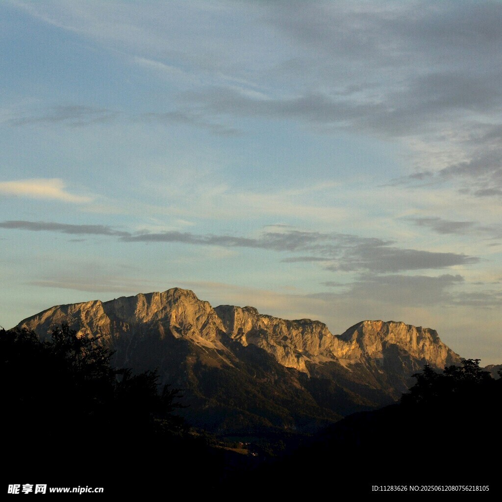 夕阳下的壮丽山峦
