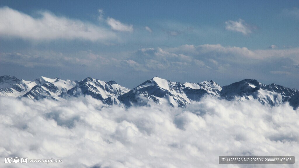 云海之上的壮丽雪山