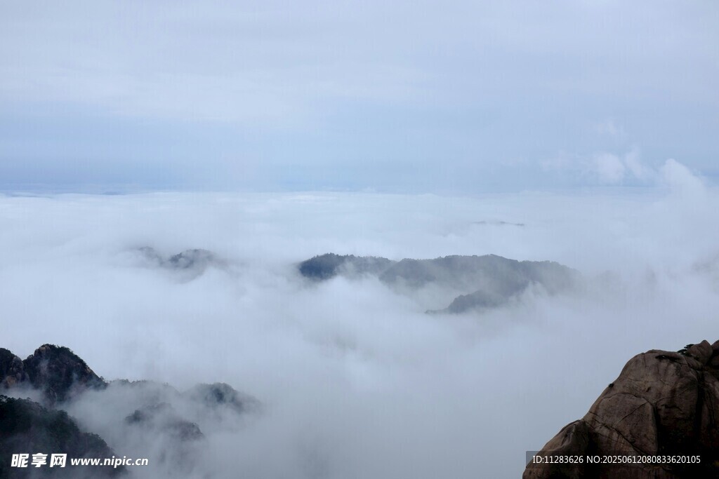云海中的壮丽山峦景观