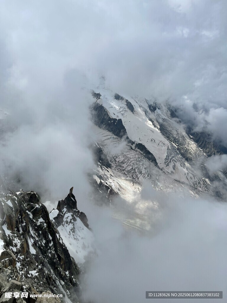 云雾缭绕的巍峨雪山