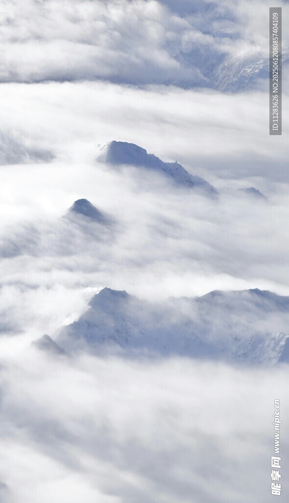 云海中的巍峨山峰