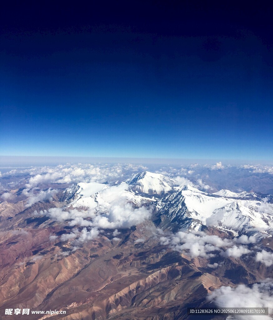 俯瞰壮丽雪山景观