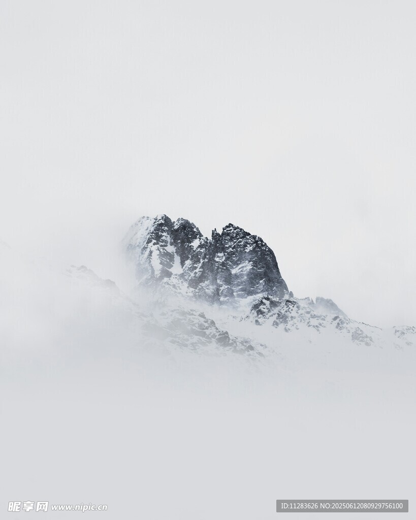 云雾缭绕中的巍峨山峰