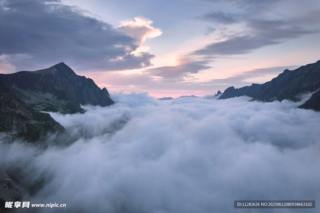 山间云海日出壮丽景观