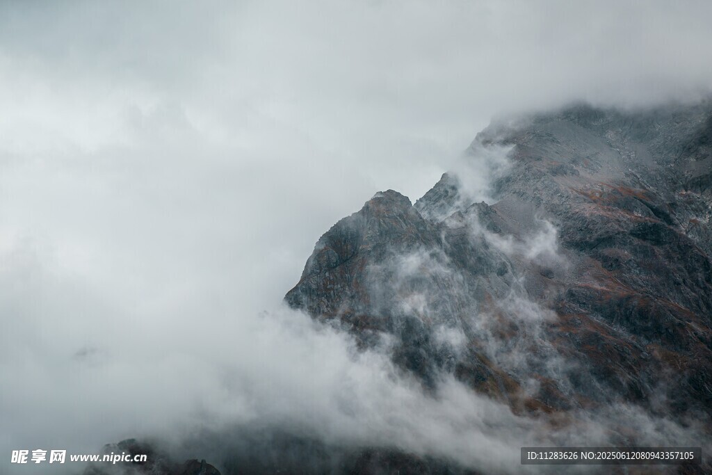 云雾缭绕的巍峨山峰