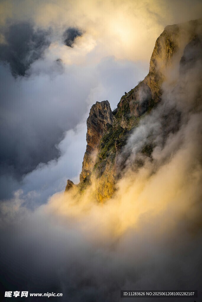 云雾缭绕中的壮丽山峰