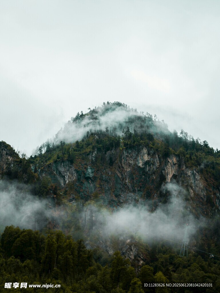 云雾缭绕的山峦美景