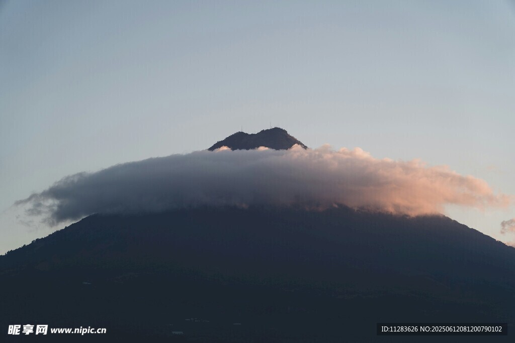 云雾缭绕中的巍峨山峰