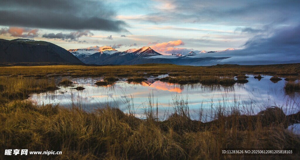 湖畔黄昏美景