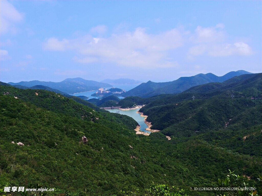 青山绿水间的秀丽风光