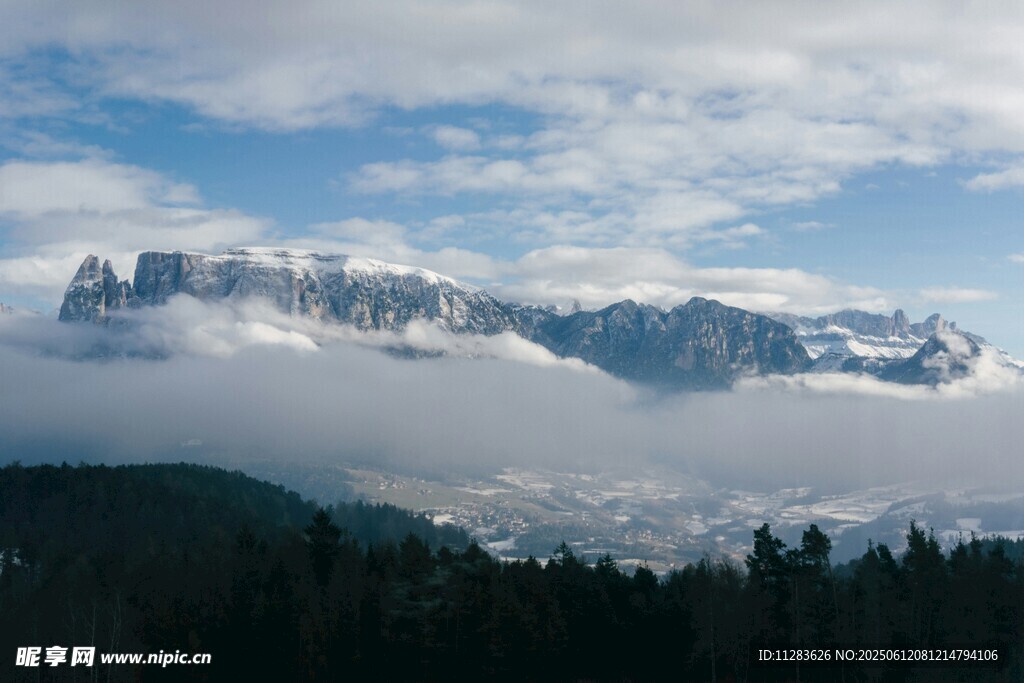 云雾缭绕的壮丽雪山景观
