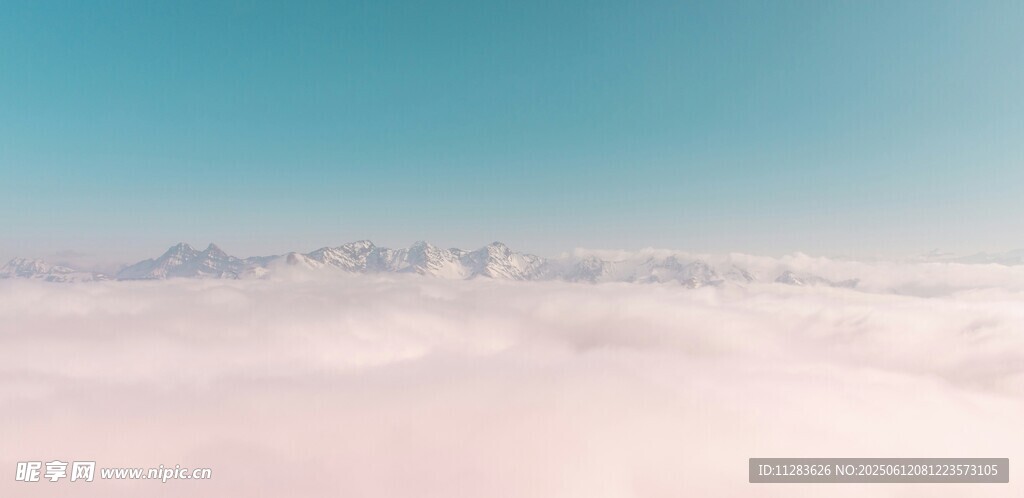 云海之上的壮丽山景