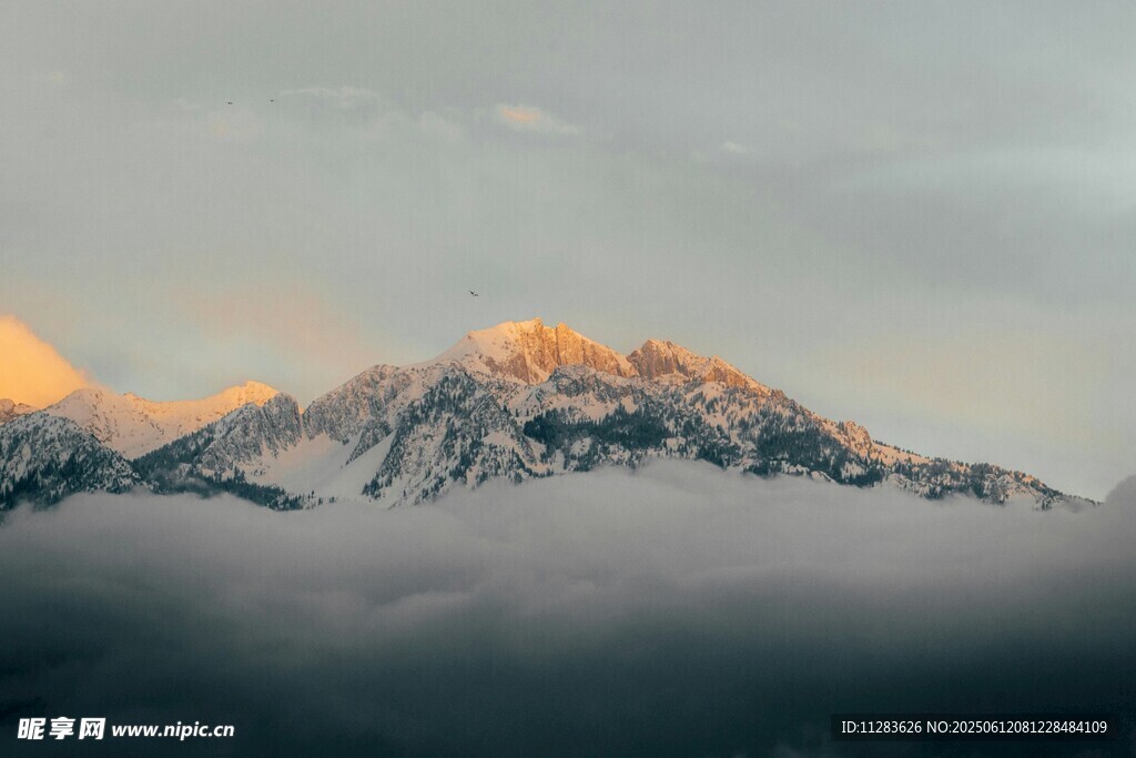 雪山云海间的壮丽日出
