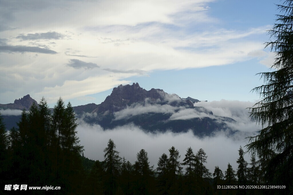 云雾缭绕的壮美山峦景色