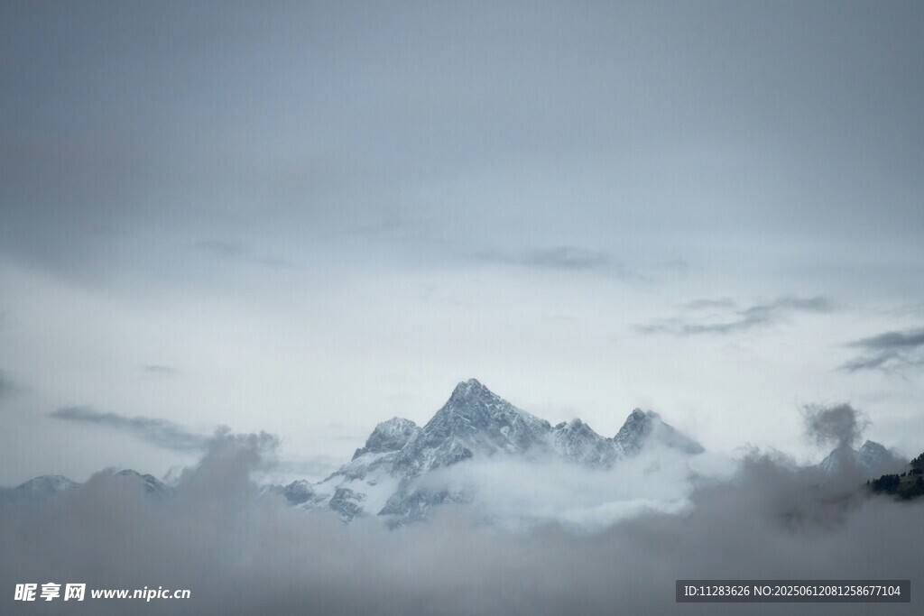 云雾缭绕中的巍峨雪山