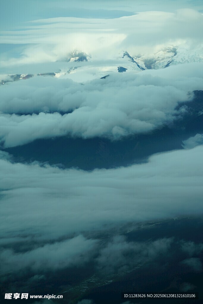 云海之上的壮丽雪山景观