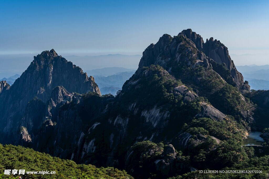 巍峨壮丽的高山景观