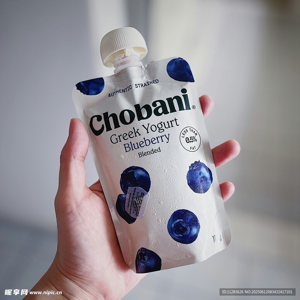 手持Chobani酸奶饮品