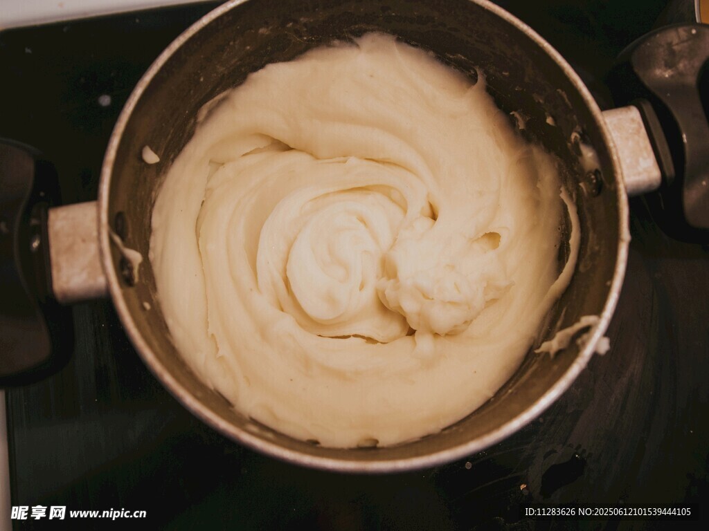 搅拌中的奶油状食材