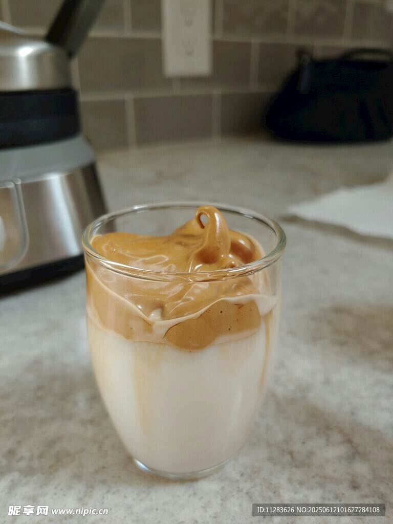 玻璃杯中美味的分层饮品