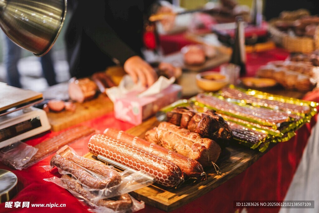 丰盛美食摊位上的多样佳肴