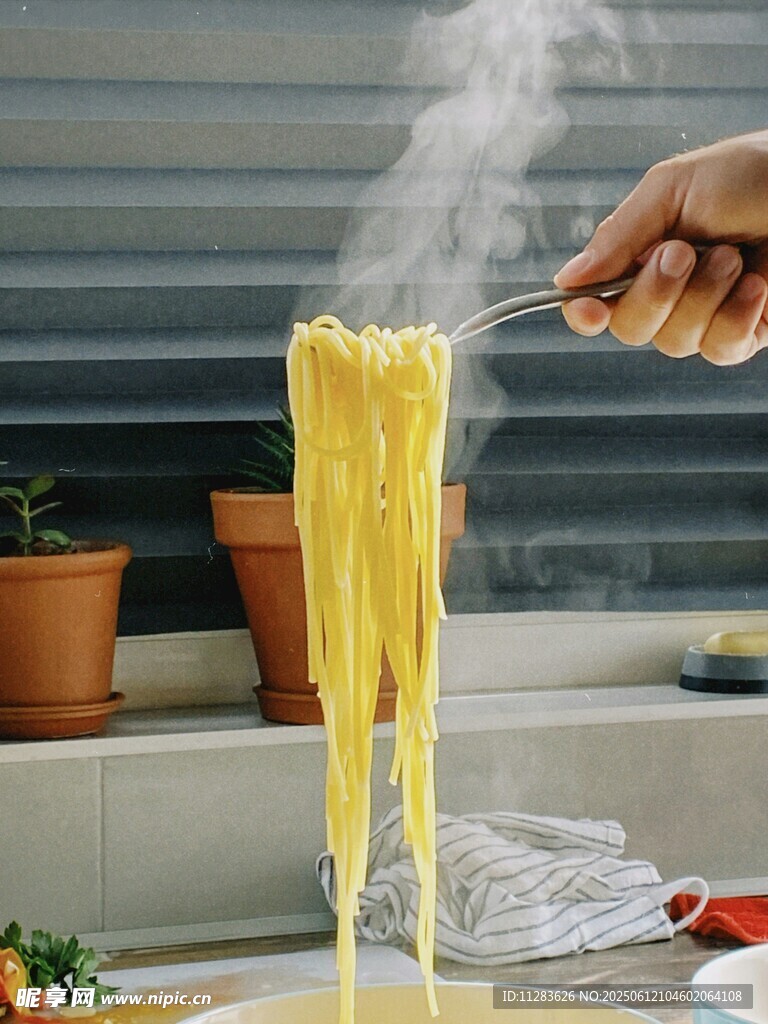 手捞热气腾腾的新鲜面条