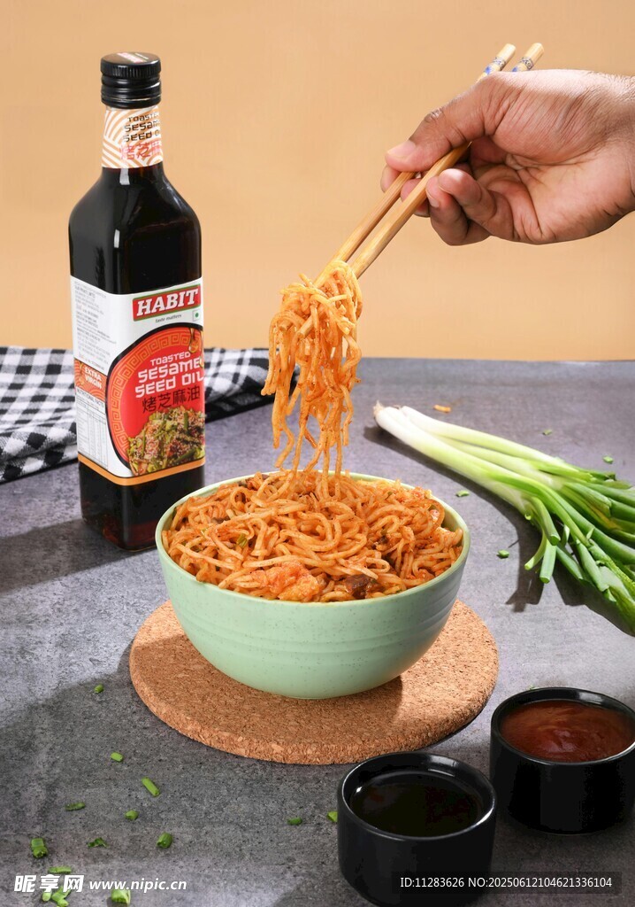 美味拉面诱人瞬间