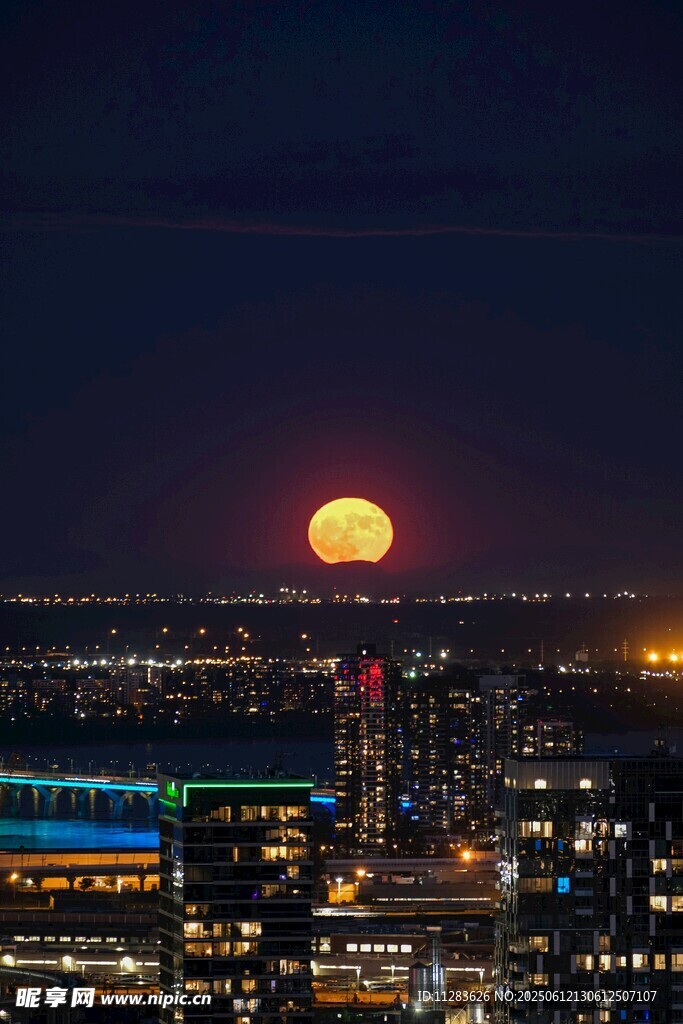 城市夜空下的巨大满月