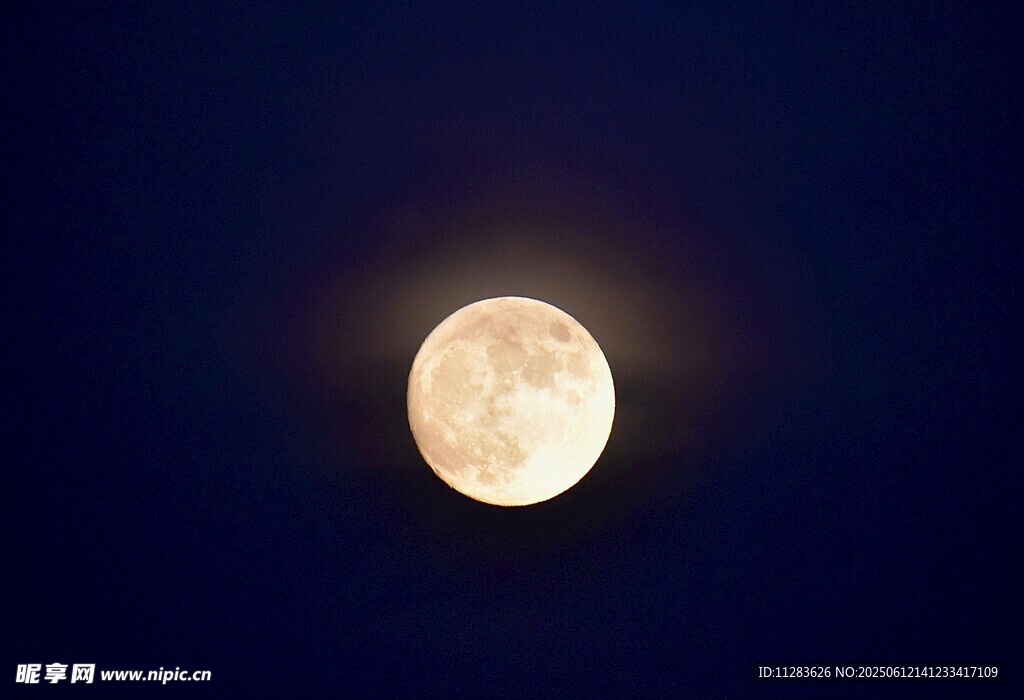 夜空中的明亮满月