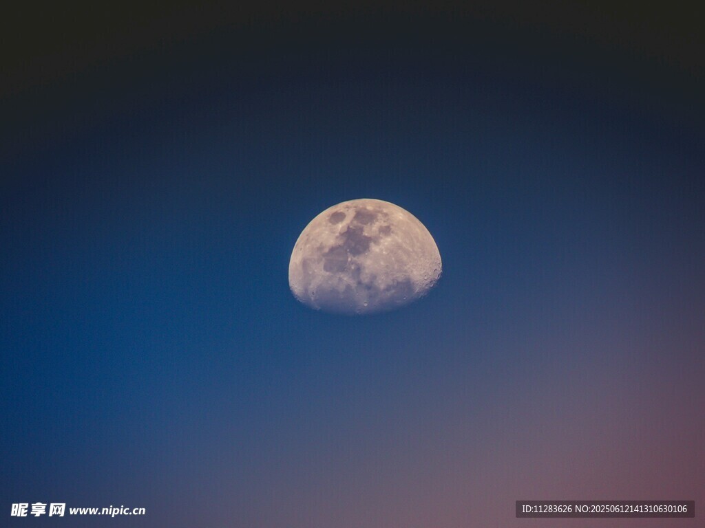 夜空中的皎洁明月