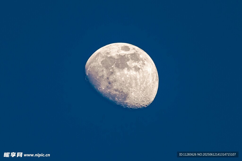 夜空中的半圆明月