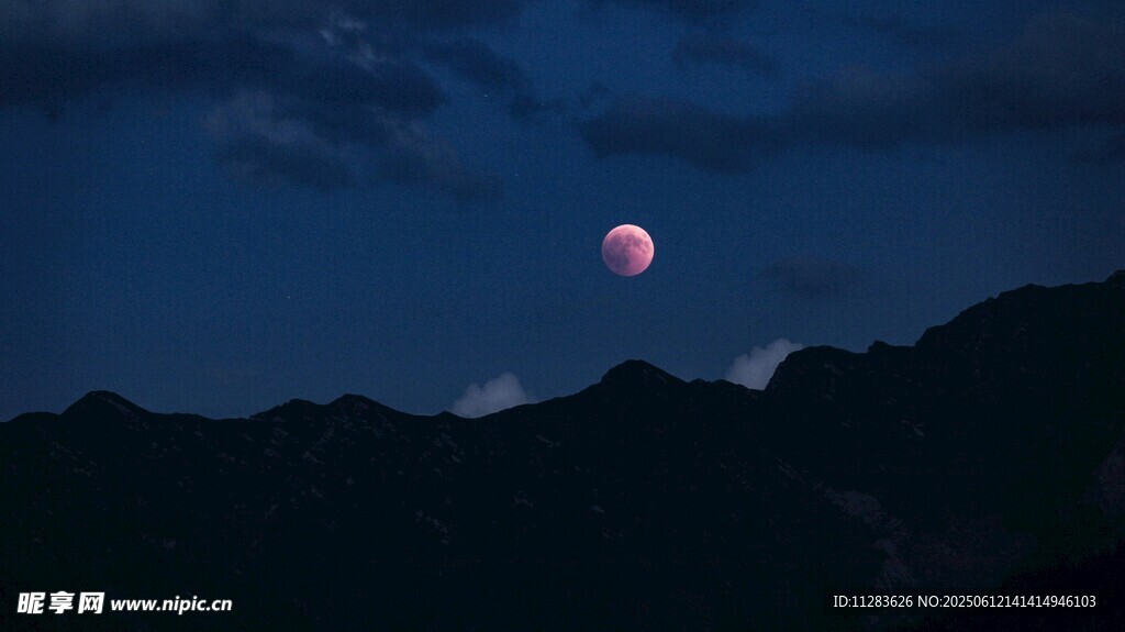 夜幕下的山间红月