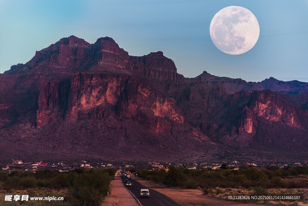 月夜下的壮丽山峦公路
