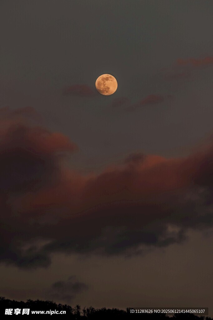 黄昏时的明月与云彩