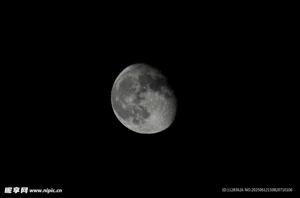 夜空中的半轮明月