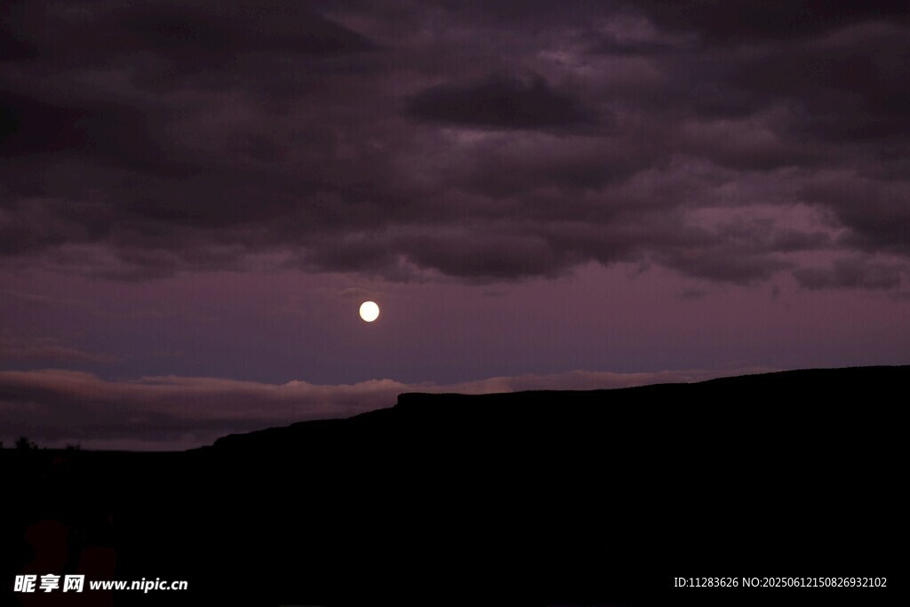 月夜下的山峦剪影