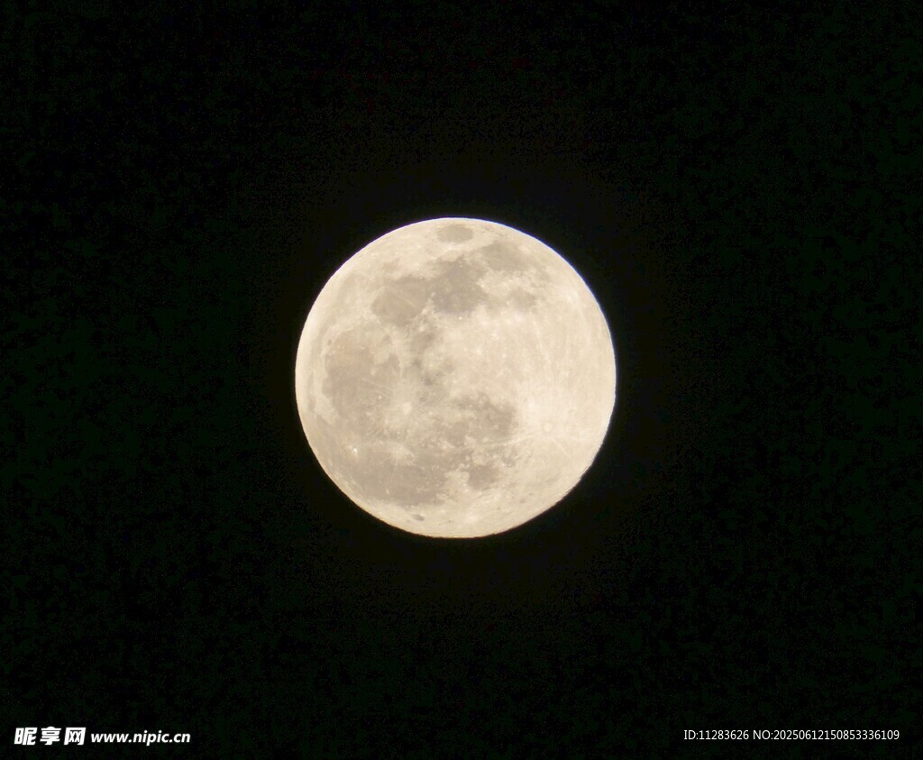 夜空中的皎洁明月