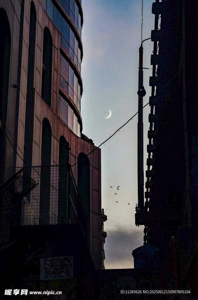 城市楼宇间的天空一角