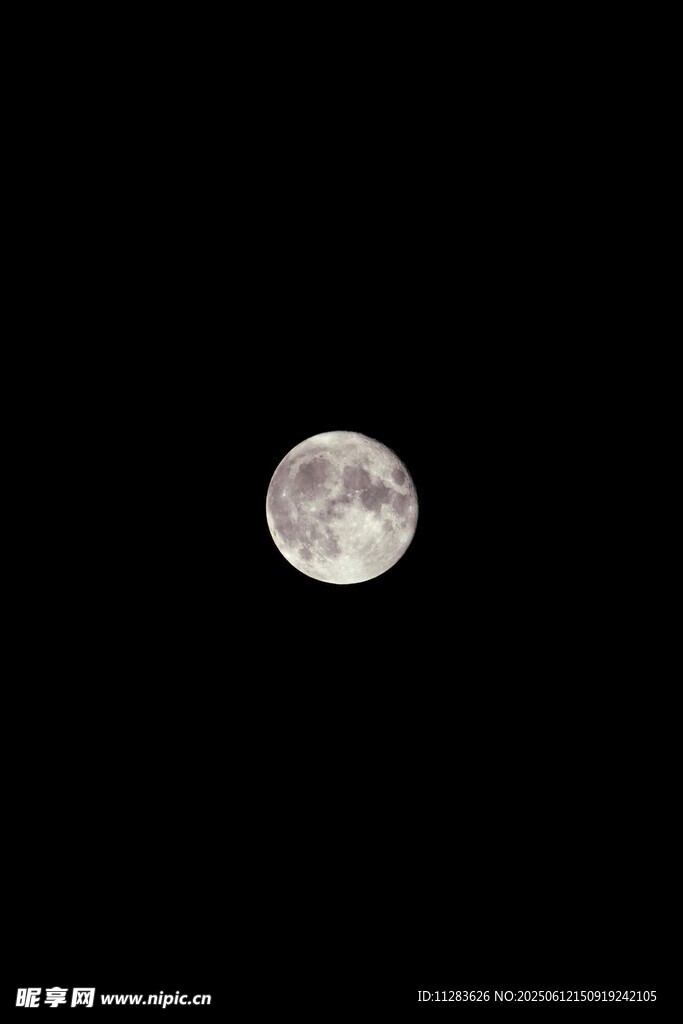 夜空中的皎洁明月