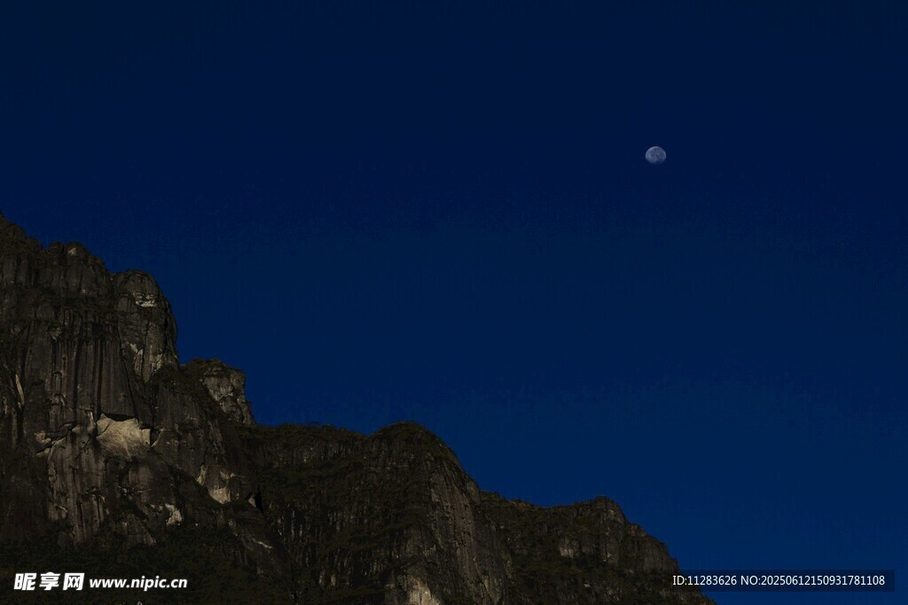 夜空下的山峦与孤月