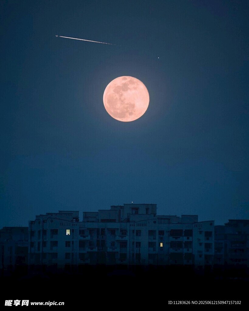 夜空中的满月与建筑