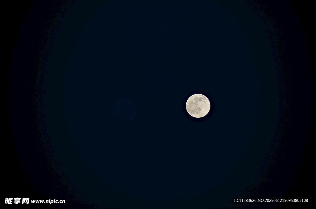 夜空中的孤月