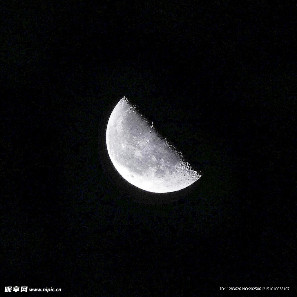 夜空中的半月