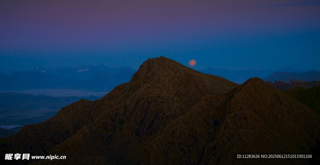 夜幕下的山峦与天际