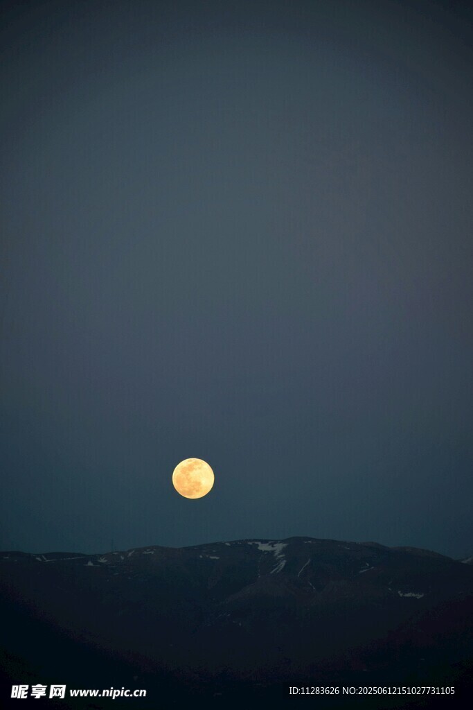 夜幕下的孤月
