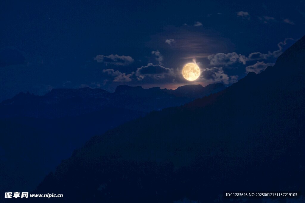 月夜山峦美景