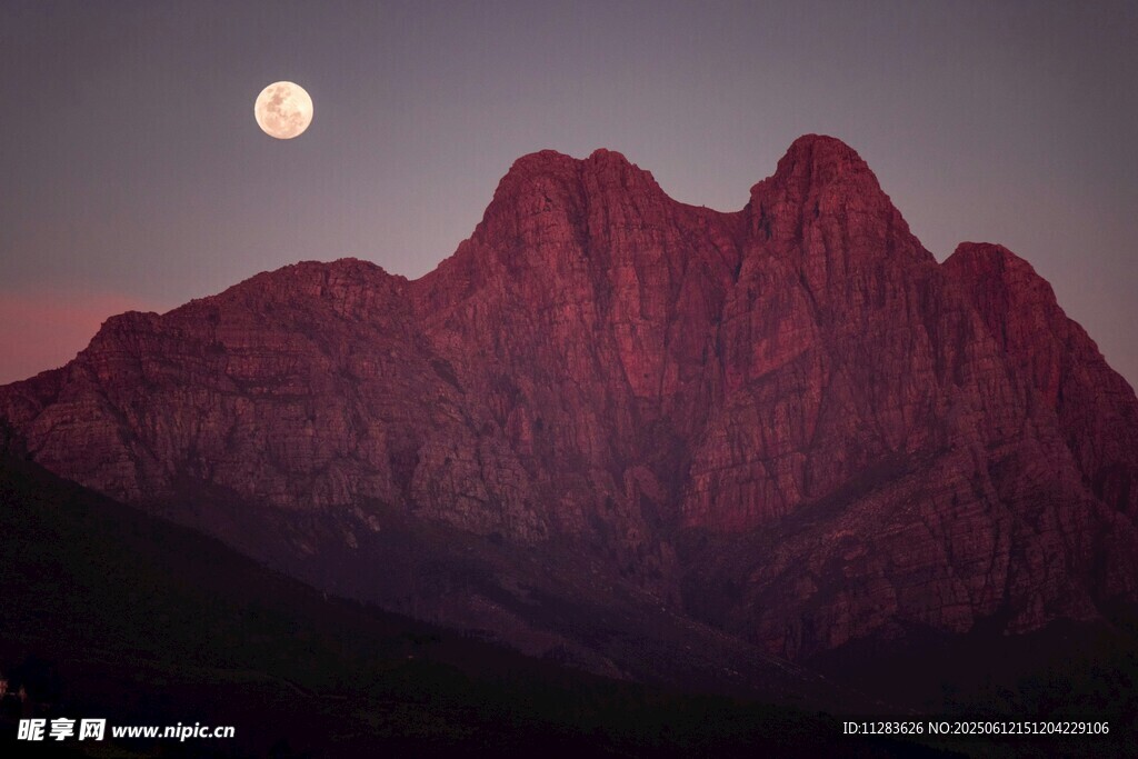 月夜下的壮丽山峰