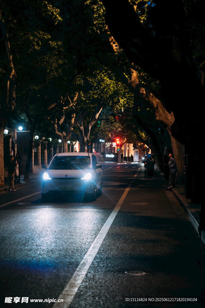 夜晚街道上行驶的汽车