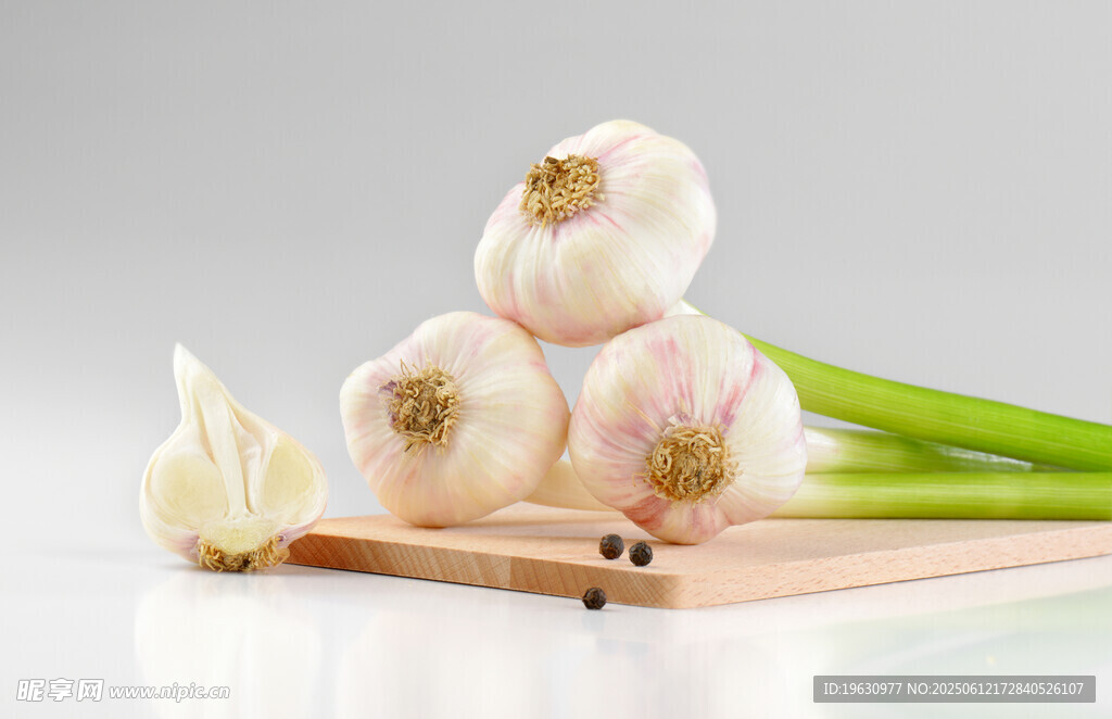 新鲜大蒜摆放在砧板上