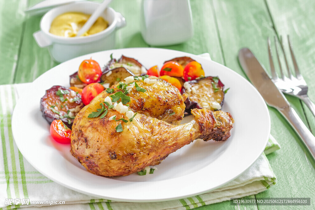 烤鸡腿配蔬菜美味佳肴